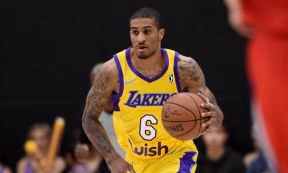 上任后首次露面，国足新帅邵佳一现场观战中国U22vs越南U22