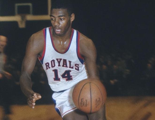 图片报：拜仁正在考察桑托斯19岁的巴西左后卫索萨