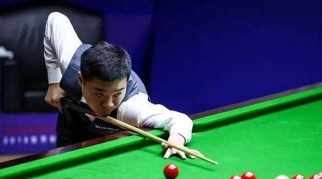 詹姆斯背身单打得分，引领球队节奏