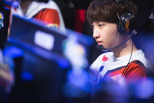 足球中超后卫世界级解围登上热搜