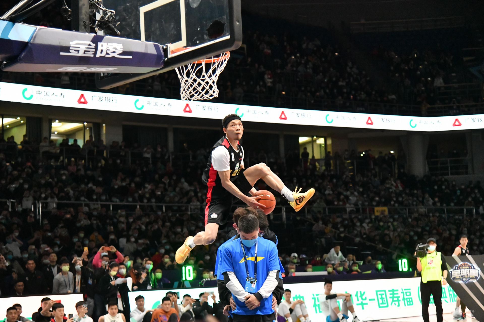 中充满吸引 中充满吸引